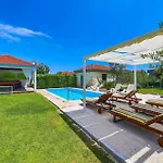 Casa vacanze House With A Swimming Pool Kastel Luksic, - 23710 *
