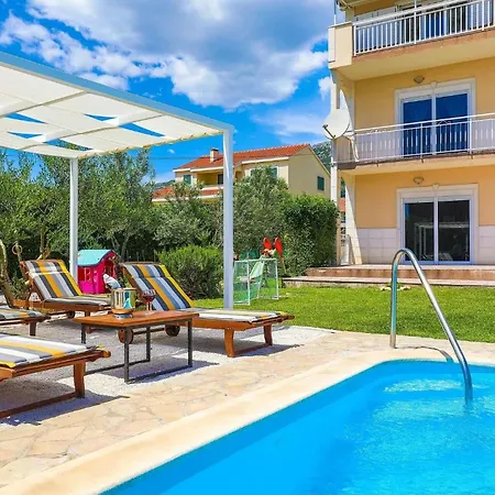 House With A Swimming Pool Kastel Luksic, - 23710 Casa de Férias
