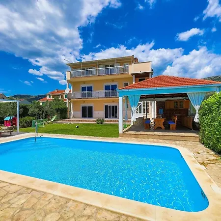 House With A Swimming Pool Kastel Luksic, - 23710 Casa vacanze