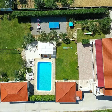 House With A Swimming Pool Kastel Luksic, - 23710 Casa de Férias Kaštela